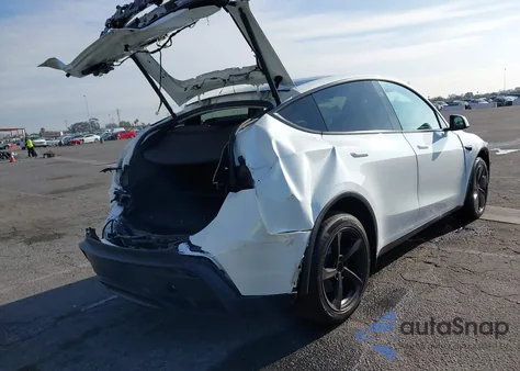 2026 Tesla Model Y Long Range Dual Motor All-Wheel Drive z USA, uszkodzony, nr VIN 7SAYGDED7TF446169